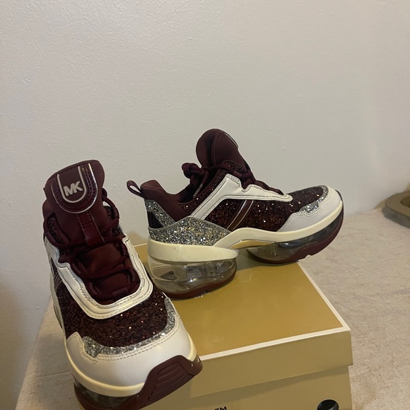 Michael Kors Burgundy  SIZE 7 , gently worn . - Picture 1 of 7